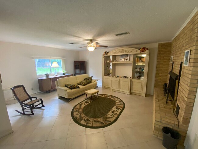 Building Photo - Family and pet friendly ANNUAL LEASE just ...