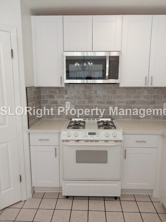 Building Photo - AVAILABLE NOW - 3 Bed, 2.5 Bath Nipomo Condo