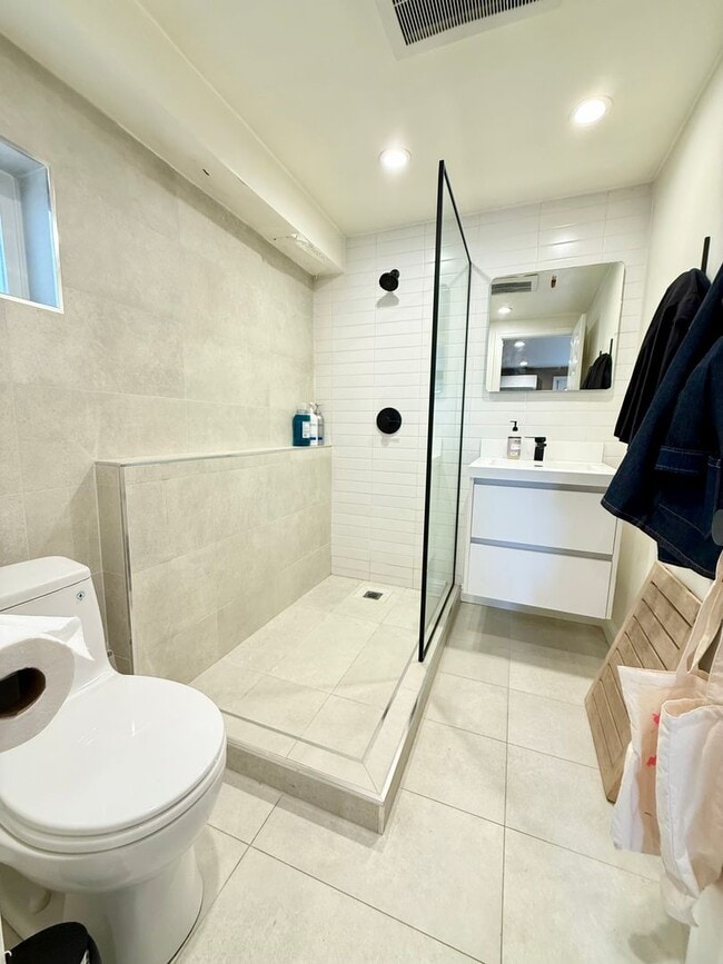 Building Photo - Beautifully Remodeled Westlake Home