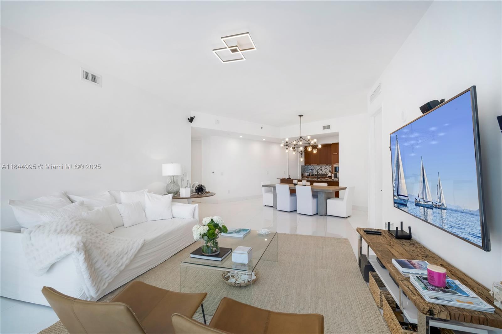 Building Photo - 15901 Collins Ave