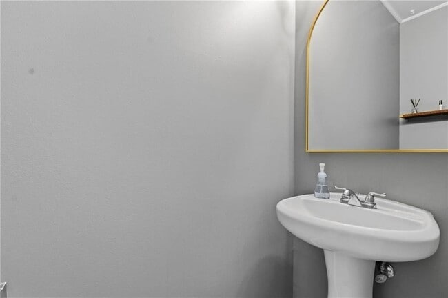 Building Photo - 293 Jordan St SE