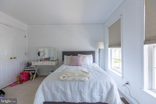 Building Photo - 536 E Boxborough Dr