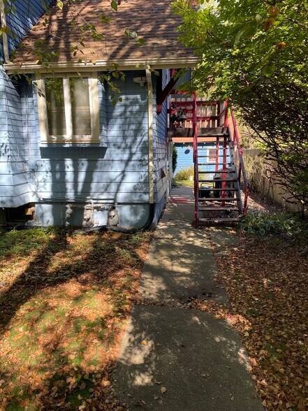 Building Photo - 402 Luster Ave