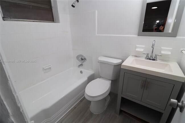 Building Photo - 915 NE 16th Terrace