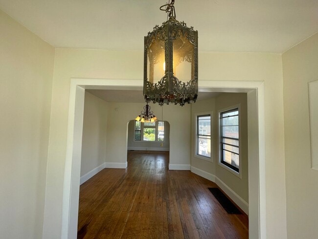 Building Photo - 4 Bed 1.5 Bath 1758sqft - Historic Charm with Renovations and so Much More!