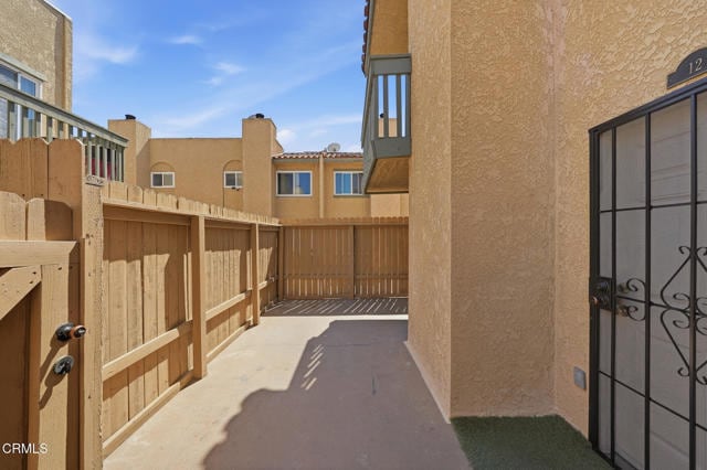 Building Photo - 10260 Plainview Ave