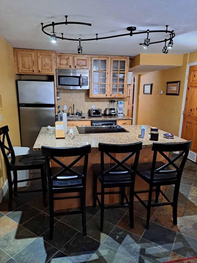 Building Photo - 1150 Deer Valley Dr