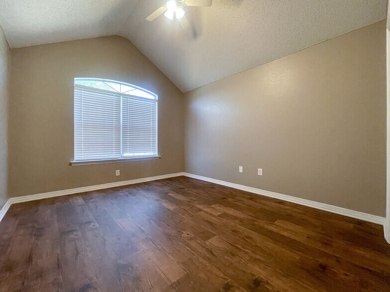 Building Photo - 1029 S Haven