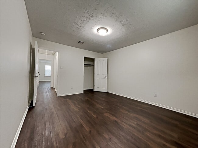 Building Photo - 2213 Oak Cir Dr N