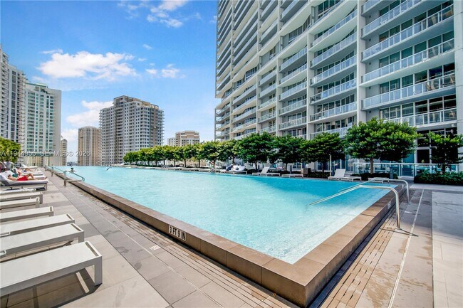 Building Photo - 495 Brickell Ave