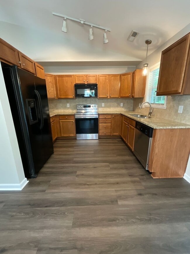 Building Photo - Charming One level 3/2 Home in Oakhurst in...