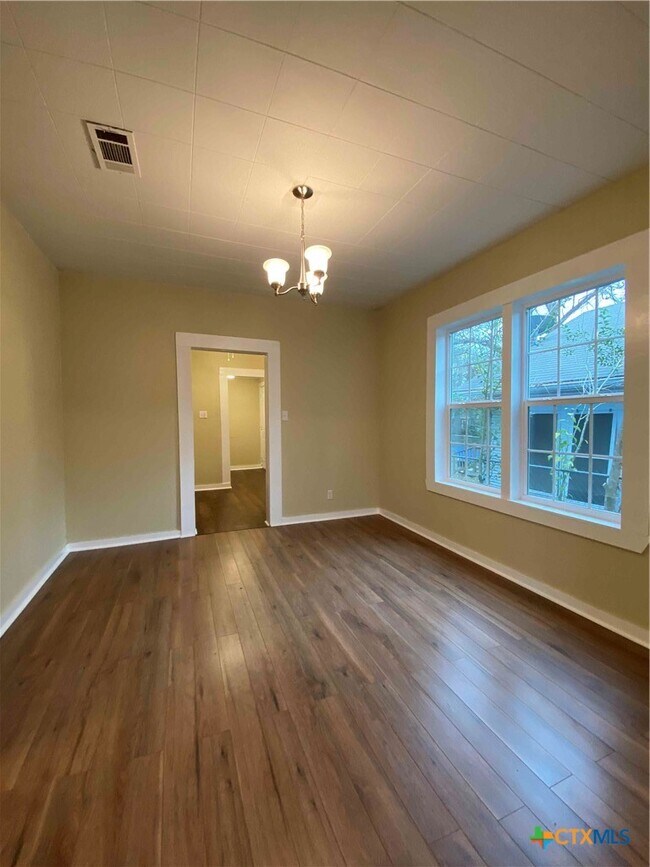 Building Photo - 904 N Main St