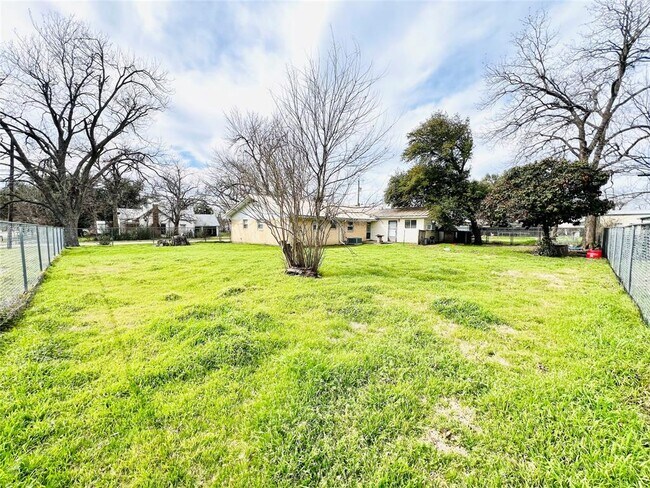 Building Photo - 210 2nd St