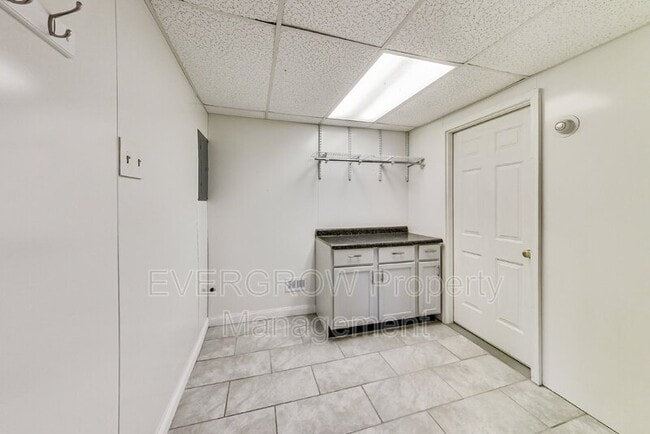 Building Photo - 205 Mooreland Dr
