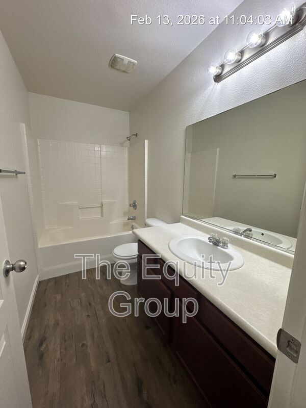 Building Photo - 540 E Lakeview Ave