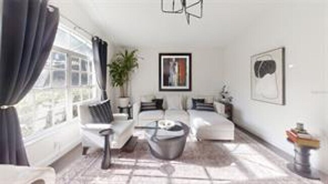Building Photo - Nice 3 bedroom 2 bath with screened-in lan...