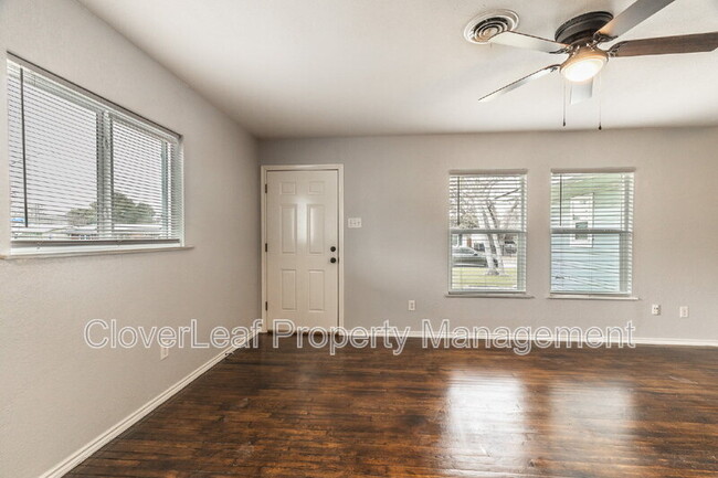 Building Photo - 1002 Sumner Dr