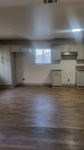 Building Photo - 3236 W 59th St