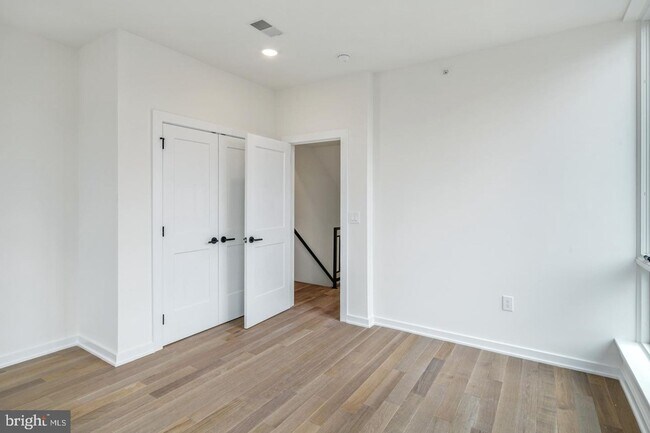 Building Photo - Olde Kensington Two Bedroom Condo