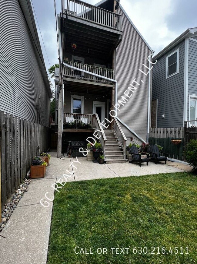 Building Photo - 3327 N Claremont Ave