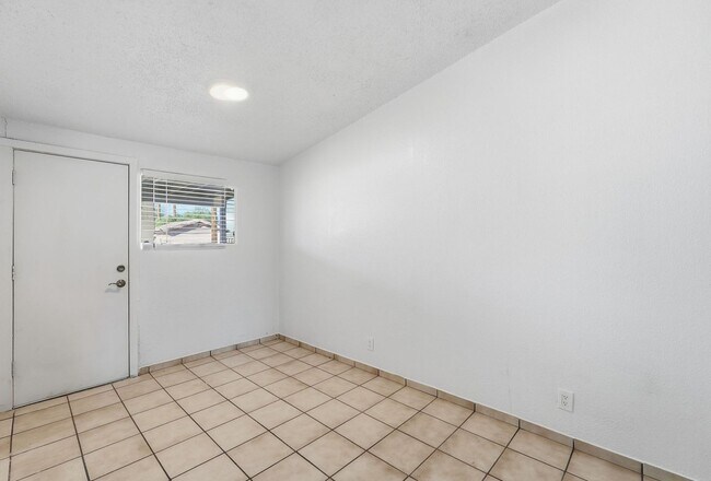 Building Photo - Beautifully Remodeled Home in a Central Tucson Location!
