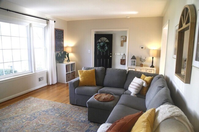 Building Photo - Bright and Cheery 4 Bedroom Home in Desiriable Sheffield Neighborhood