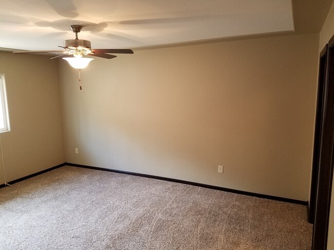 Building Photo - 4 BEDROOM | 3 BATH | TOWNHOME | GARAGE | WEST SIDE