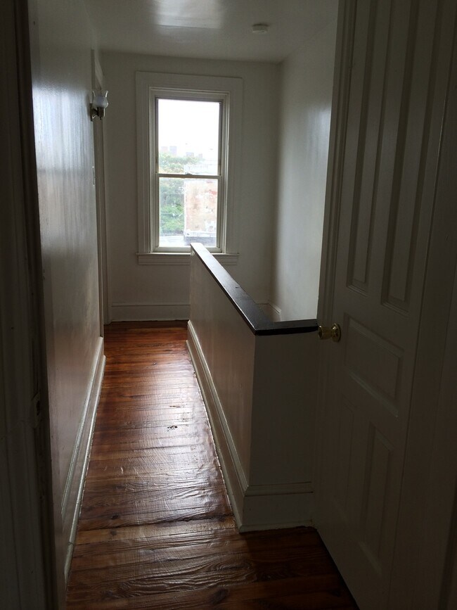 Building Photo - Spacious 3 Bedroom Apartment in East York City SD