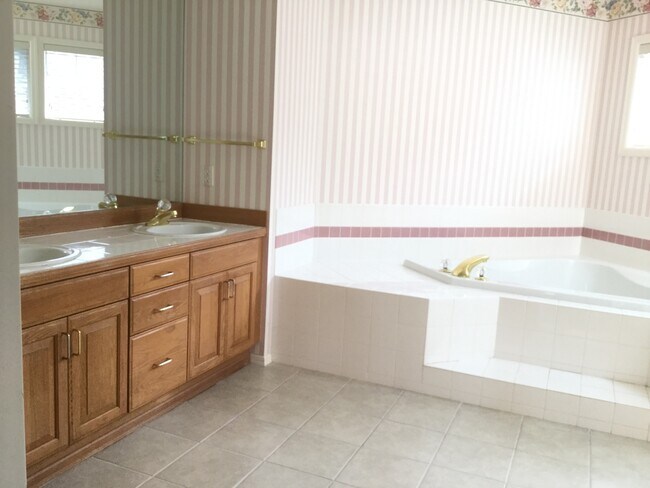 Building Photo - RARE OPPORTUNITY - 4 beds and 2.5 bath in ...