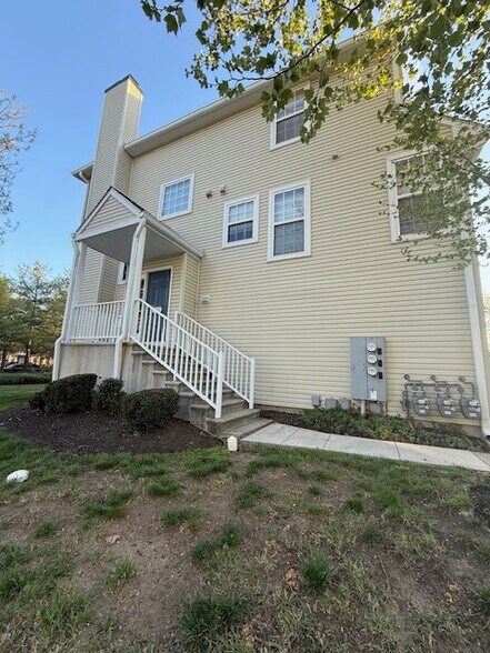 Building Photo - 9401 Wrensong Ct