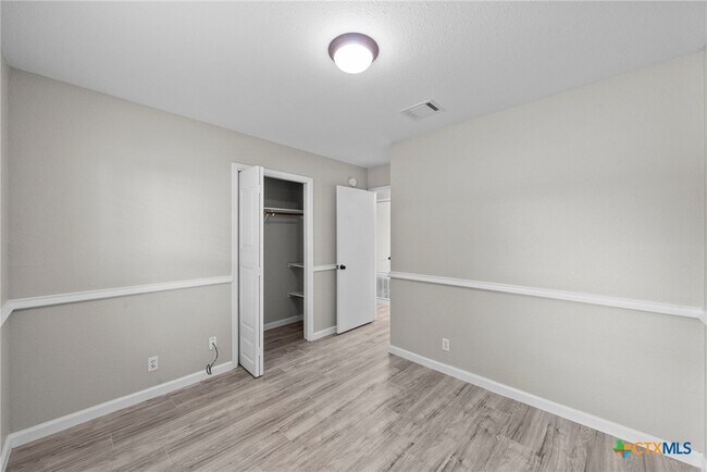 Building Photo - 104 Harvest Ln