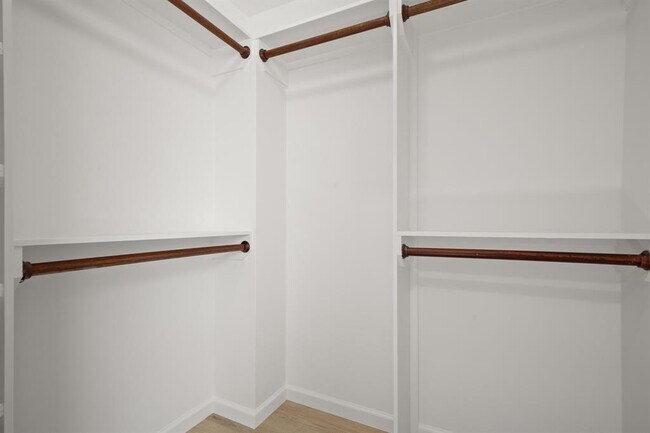 Building Photo - 3203 S Oak Dr