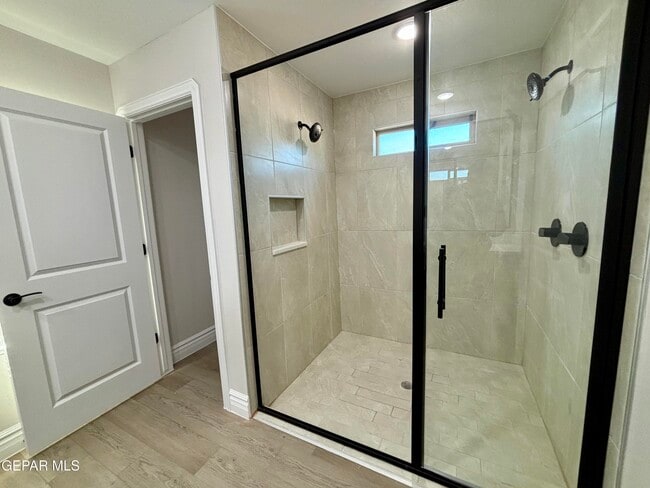 Building Photo - 2633 Dunoon Dr