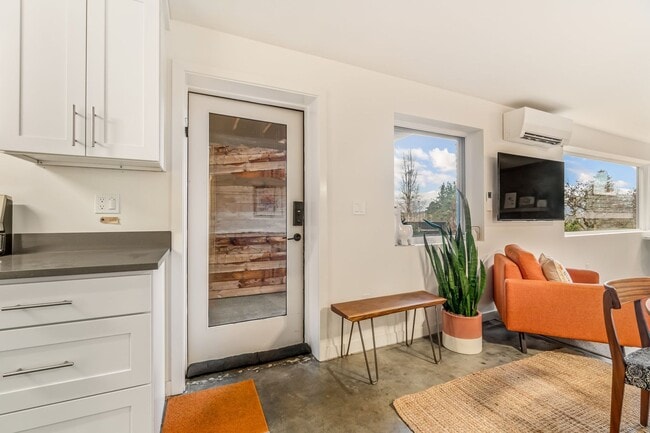 Building Photo - Fully Furnished, 2 Bedroom Rental - Great ...