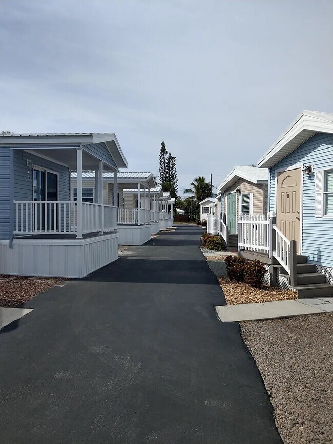 Building Photo - 2580 NE Indian River Dr