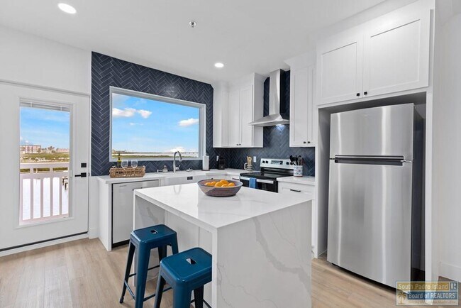 Building Photo - 111 W Sunny Isle Dr