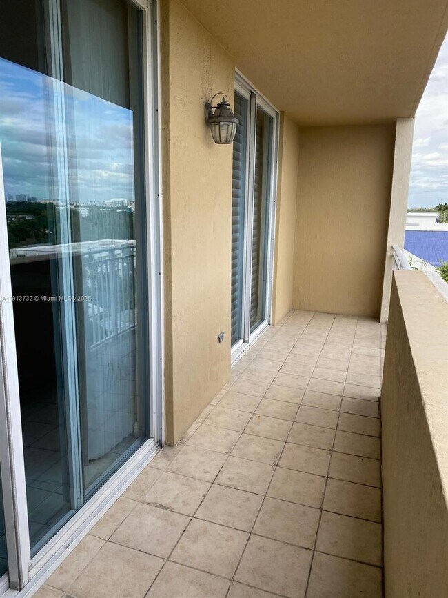 Building Photo - 2425 SW 27th Ave