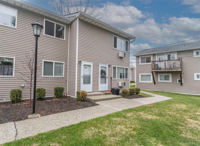 Building Photo - 11 Fishkill Glen Dr