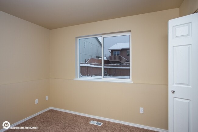 Building Photo - 3 Bedroom East Anchorage Townhouse!