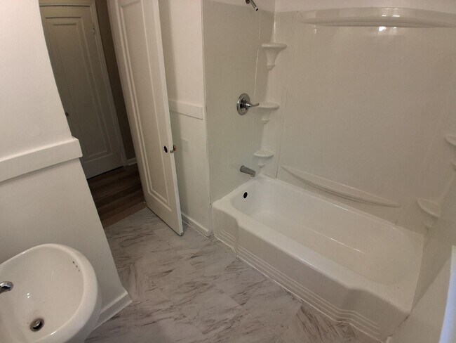 Building Photo - Fully Updated 3 Bedroom - 1 bathroom home - $1,350