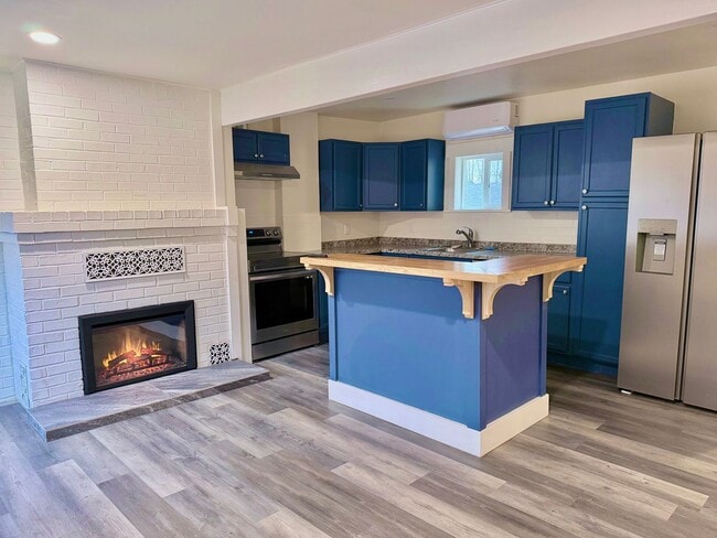 Building Photo - Stunning, Newly Renovated 3BR | 1BA