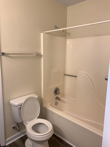 Full Bathroom - 1417 Cherrycrest Dr