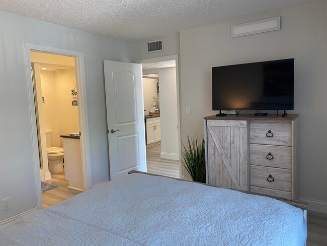 Building Photo - 8 Royal Palm Way