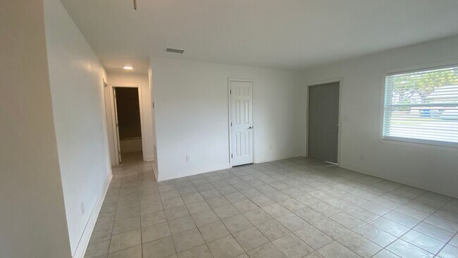 Building Photo - Beautifully Updated 2 Bedroom, 2 Bath Vill...