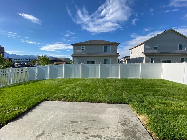 Building Photo - Two-story Single Family Home on Riverside.