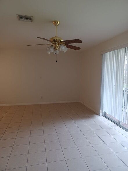 Building Photo - 3/2.5 Townhouse in a Family Friendly Community with Amenities Galore