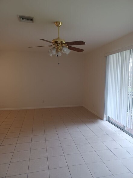 Building Photo - 3/2.5 Townhouse in a Family Friendly Community with Amenities Galore TENANT OCCUPIED UNTIL 4/30