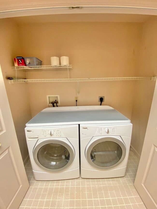 Building Photo - 3 Bedroom 2.5 Bathroom Condo in Williston