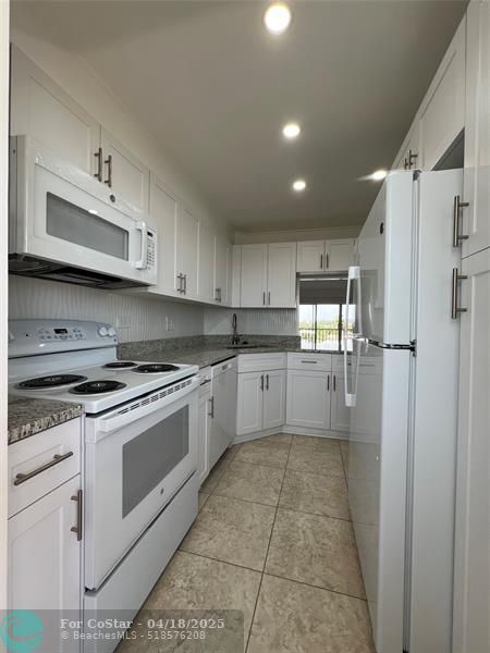 Building Photo - 2797 NE 51st St