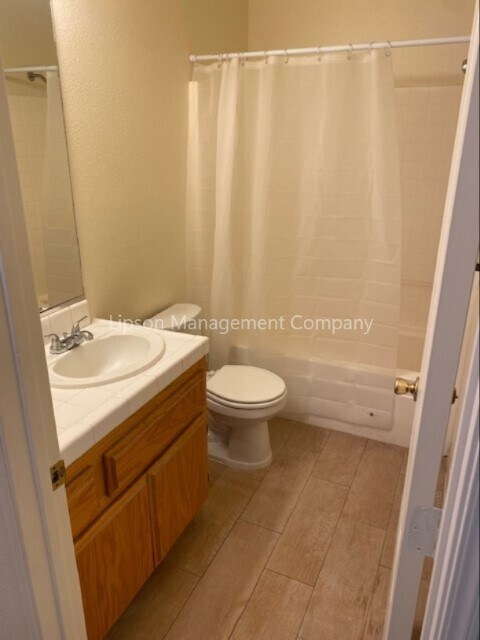 Building Photo - 1818 E Country Ct